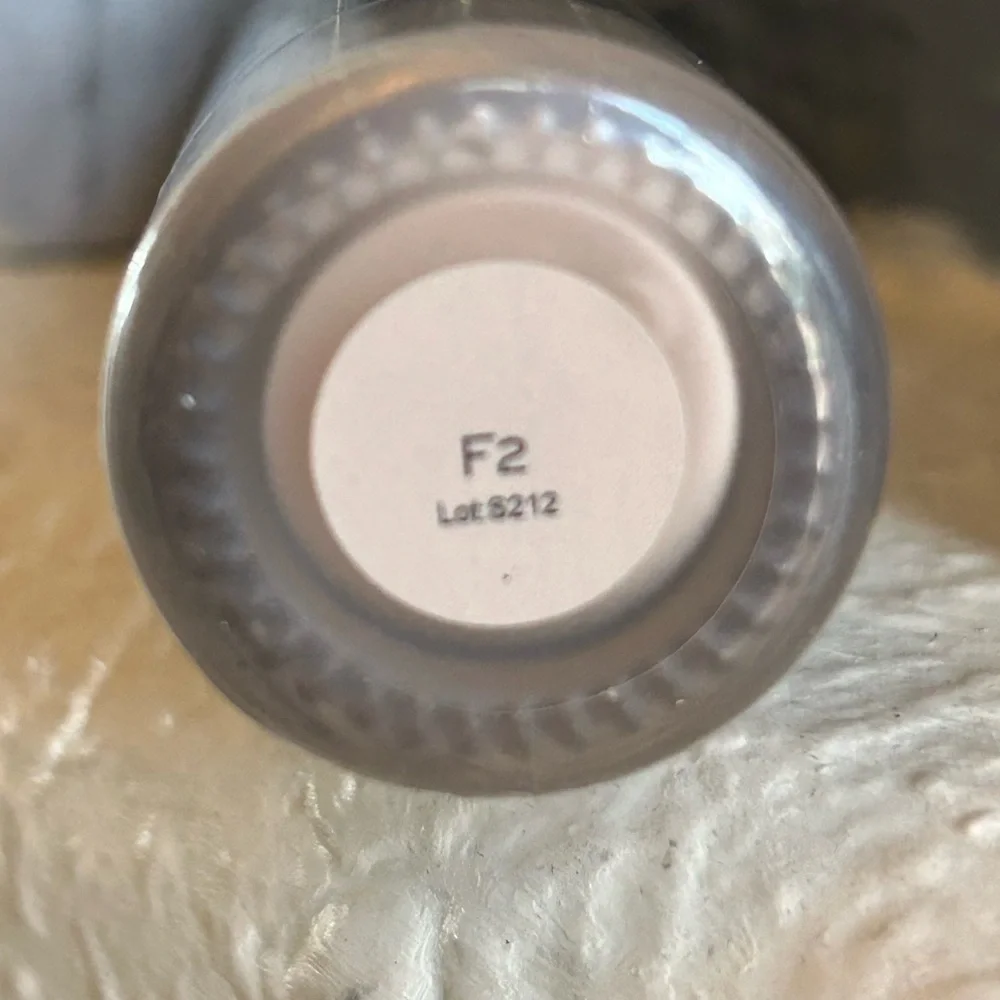 Makeup Revolution London Conceal & Glow Foundation - Cream F2